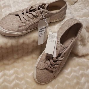 NWT Old Navy Cushioned Insoled sneakers